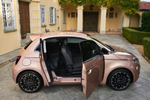 Fiat 500 Elektro, La Prima, 3+1, Range, Elektroauto, Elektrofahrzeug, Rosegold, 3 Türen, parkiert, Türen offen